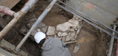 Blick in eine Grabungsgrube am Elsbergplatz im Mai 2024