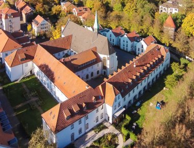 Das Franziskanerkloster aus der Vogelperspektive