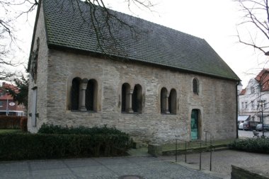 Die Kapelle von außen mit Ihrer alten Steinfassade