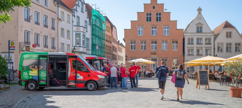 Das Bild zeigt die Bürgerbusse auf dem Warendorfer Marktplatz