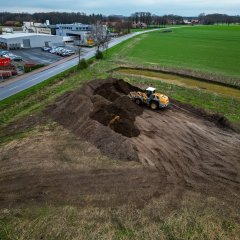 Ein Luftbild von Erdbauarbeiten, es ist ein Radlader im Einsatz zu sehen.