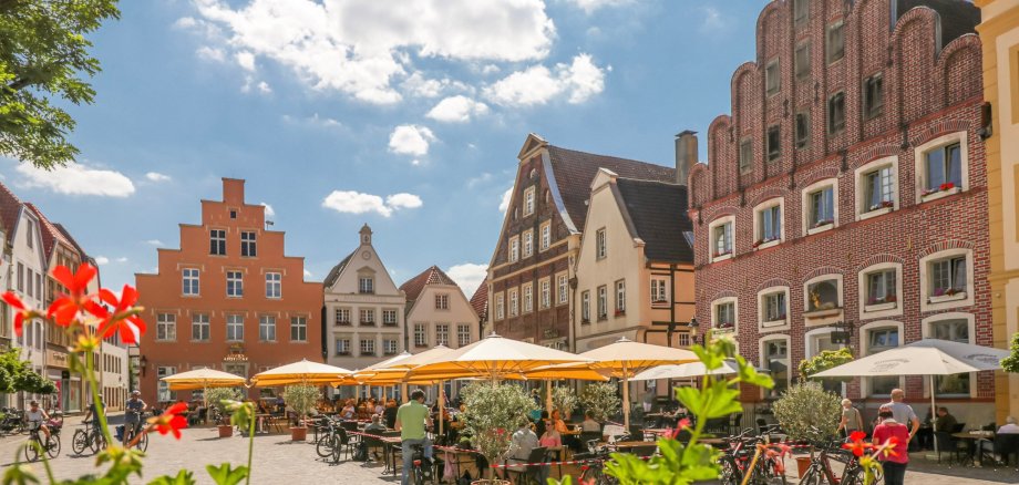 Marktplatz mit Bestuhlung und Sonnenschirmen