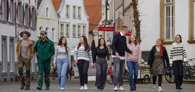 Foto der Auszubildenden in der Fußgängerzone am Rathaus