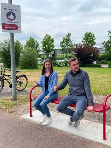 Das Bild zeigt Bürgermeister Peter Horstmann auf einer Mitfahrerbank sitzend.