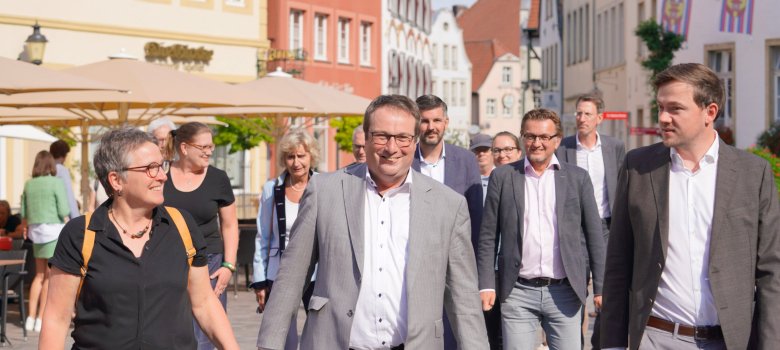 Gruppenbild mit Minister Krischer in Warendorf