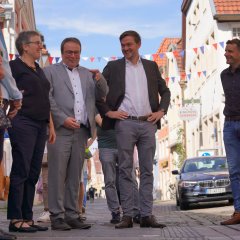 Gruppenbild des Ministerbesuchs in der Fußgängerzone