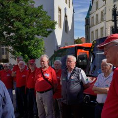 Gruppenbild der Bürgerbusvereine auf dem Marktplatz