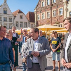 Gruppenbild mit Minister Krischer und dem Bürgermeister