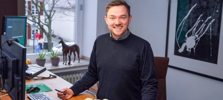 Bürgermeister Peter Horstmann am Schreibtisch im Büro